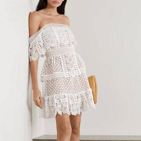 轻奢风一字肩水溶蕾丝连衣裙性感露肩白色收腰蛋糕裙仙女甜美优雅