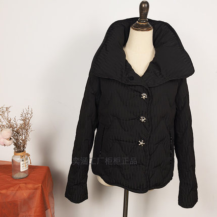奕涵淏冬加厚外套女90羽绒服原创020短压褶提花轻奢钻扣花瓣领短