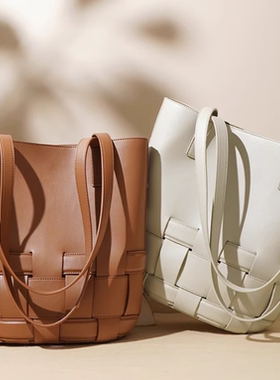 专柜正品百丽2025夏款女包休闲通勤编织包单肩托特水桶包M7912BX5