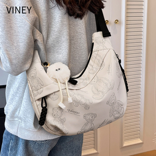 Viney包包2025新款 斜挎餃子包輕便休閑大容量單肩新月包 女包夏季