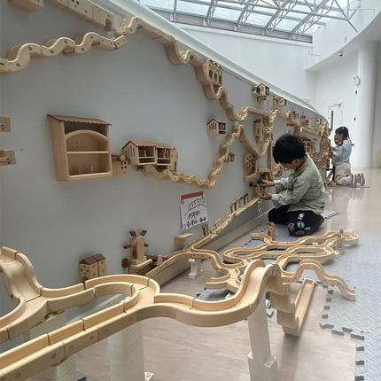 早教玩具南西迷你小城市儿童自主拼搭墙面磁力轨道滚球滚珠子游戏
