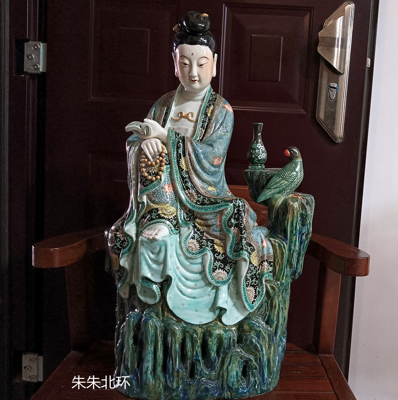 仿古彩雕塑人物陶瓷摆件持经书坐岩观音自在观世音菩萨佛像工艺品