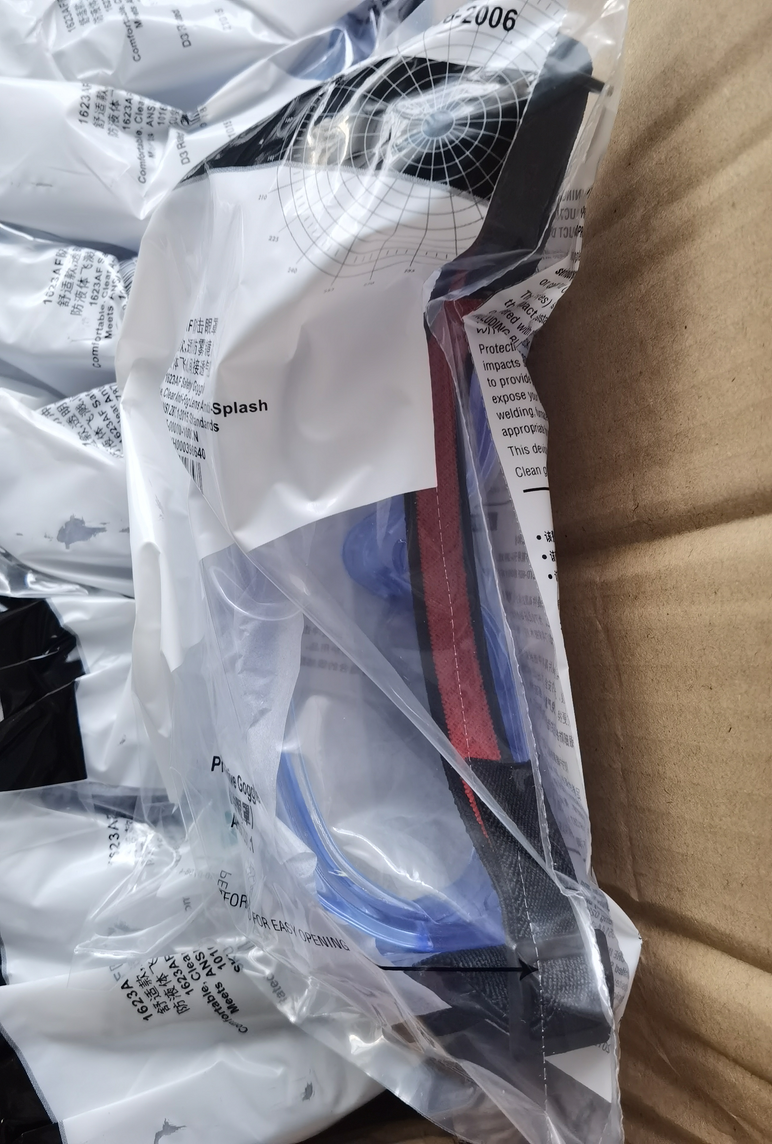 3M1623AF防护眼镜，防雾防化学液体飞溅Z87.1；四周密封透气眼罩
