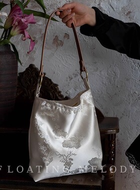 新中式高级醋酸光泽闪金白色腋下包单肩FloatingMelody浮月笙原创