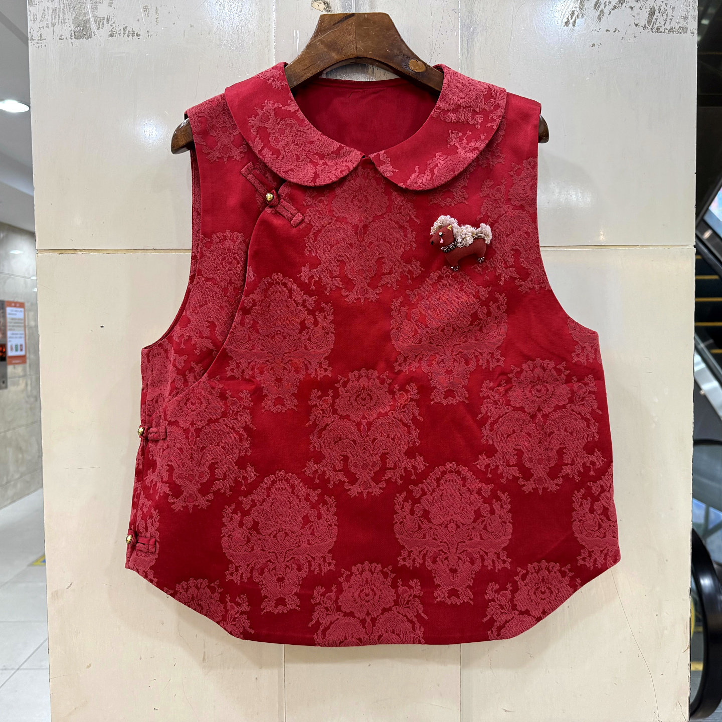 JD662 斜盘扣小马挂件荷叶娃娃领国风提花醋酸短马甲外套春2026女