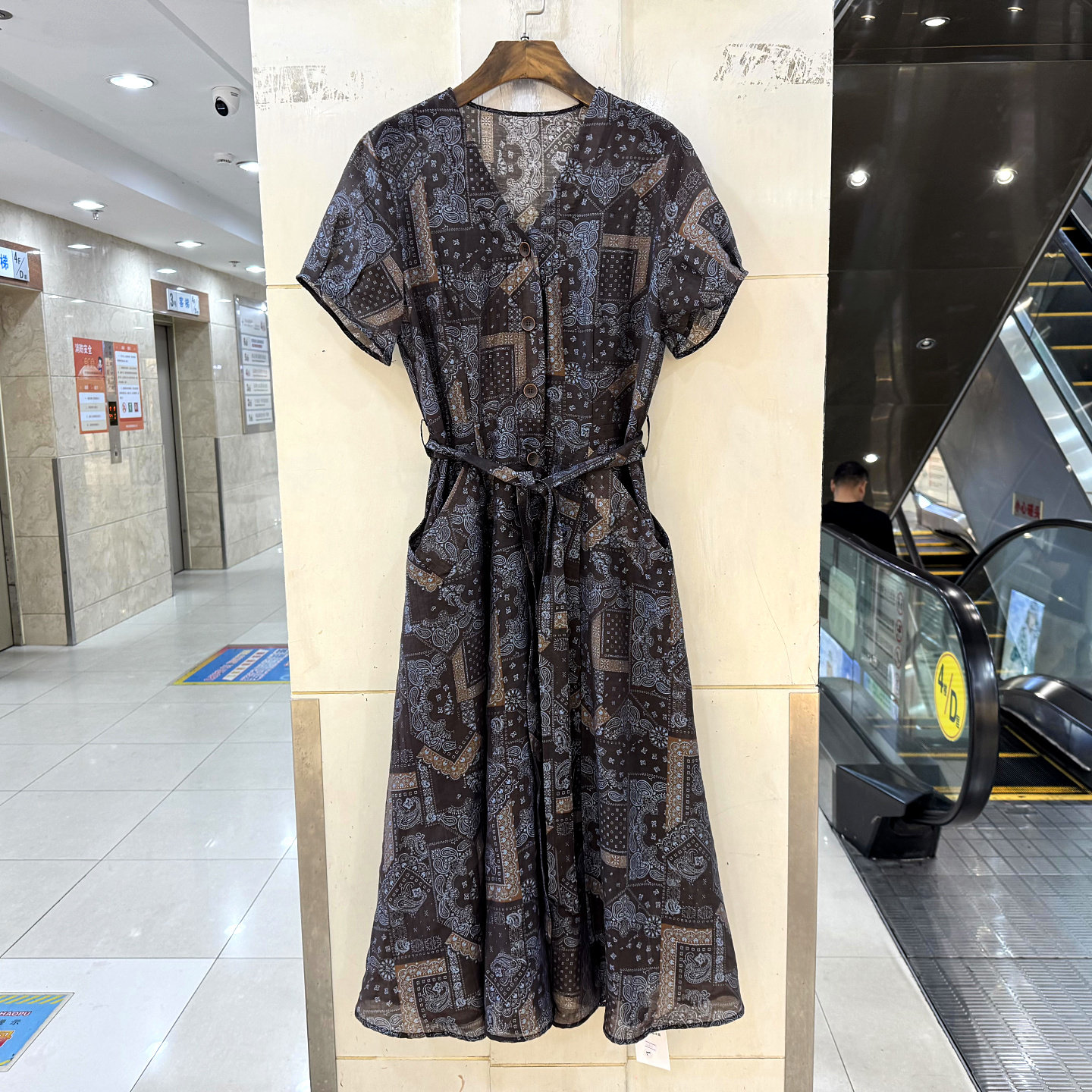 米26305 门禁半开扣V领系带收腰复古腰果花气质中长天丝连衣裙夏