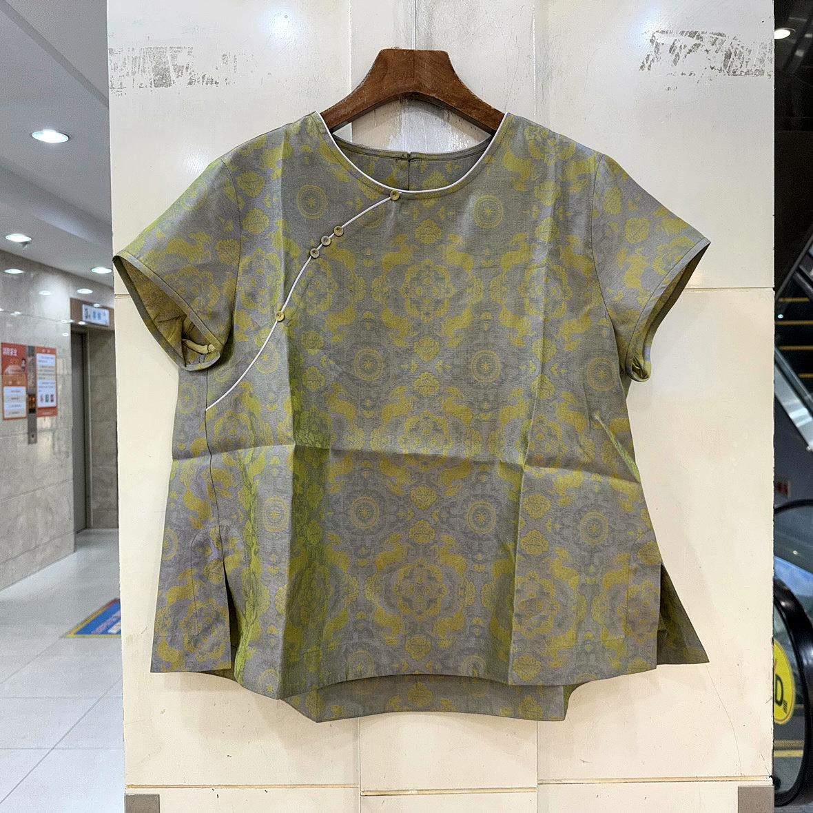 266867 斜门禁扣圆领短袖复古提花休闲宽松轻奢短装桑蚕丝衬衣夏
