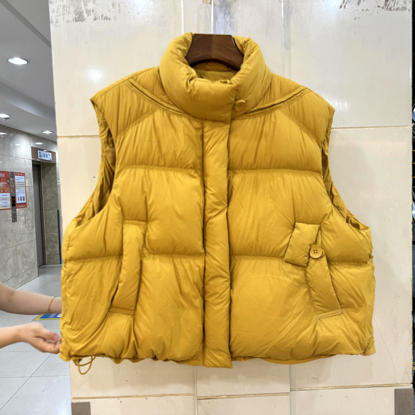 单纽扣口袋羽绒马甲外套