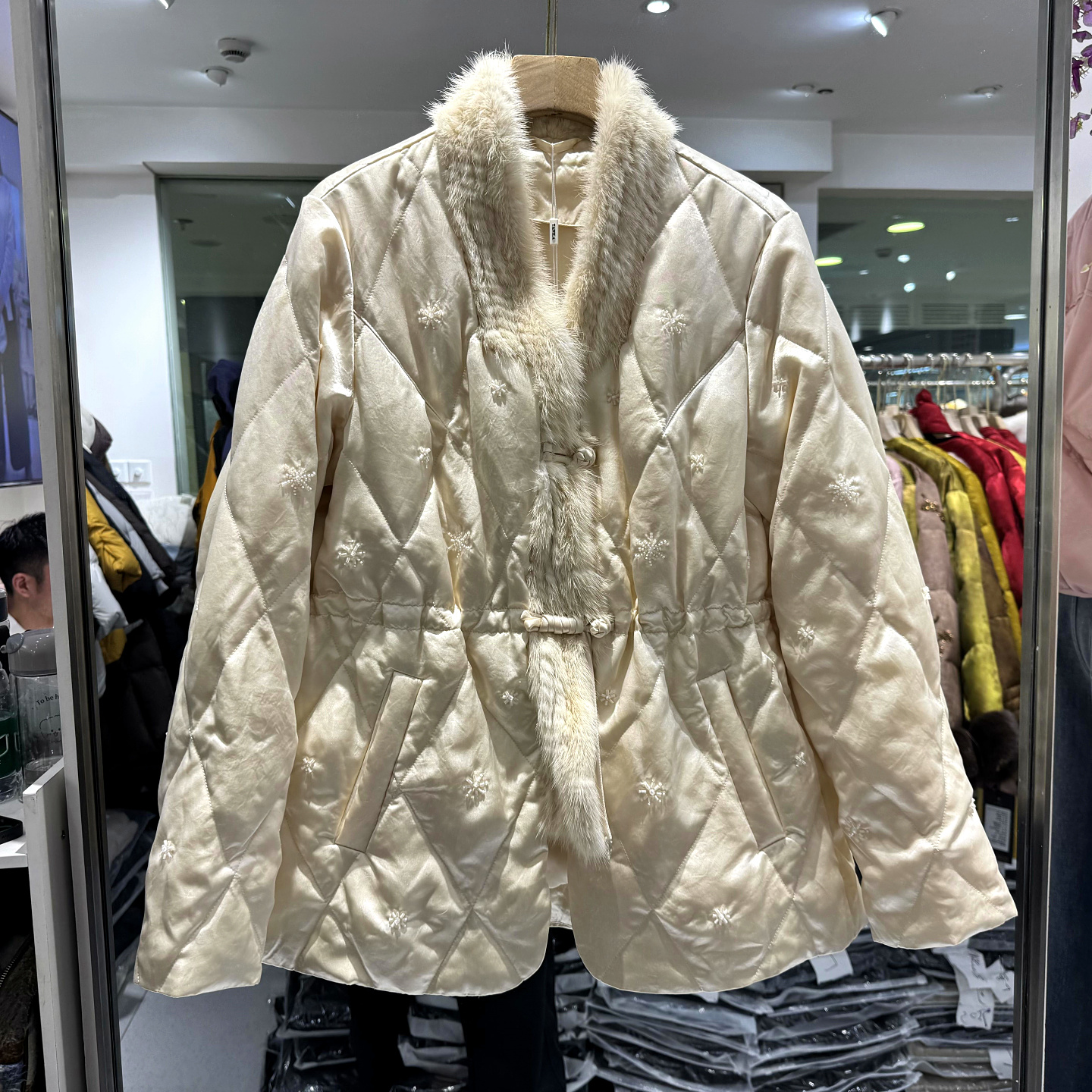 YED8219水貂毛V领中长鹅绒服