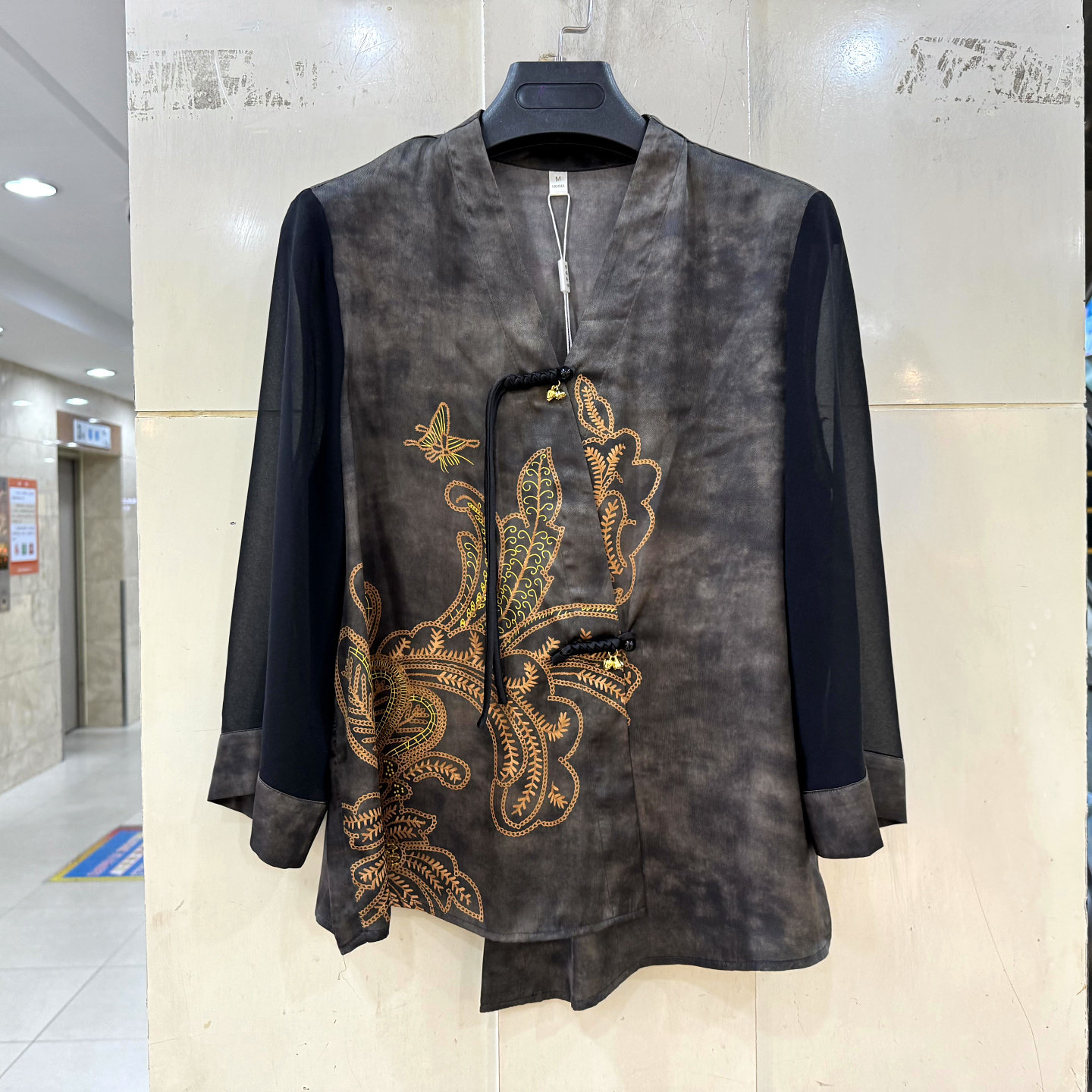 益华彩菲YH26B617 斜门禁流苏扣印花V领雪纺七分袖国风衬衫上衣春