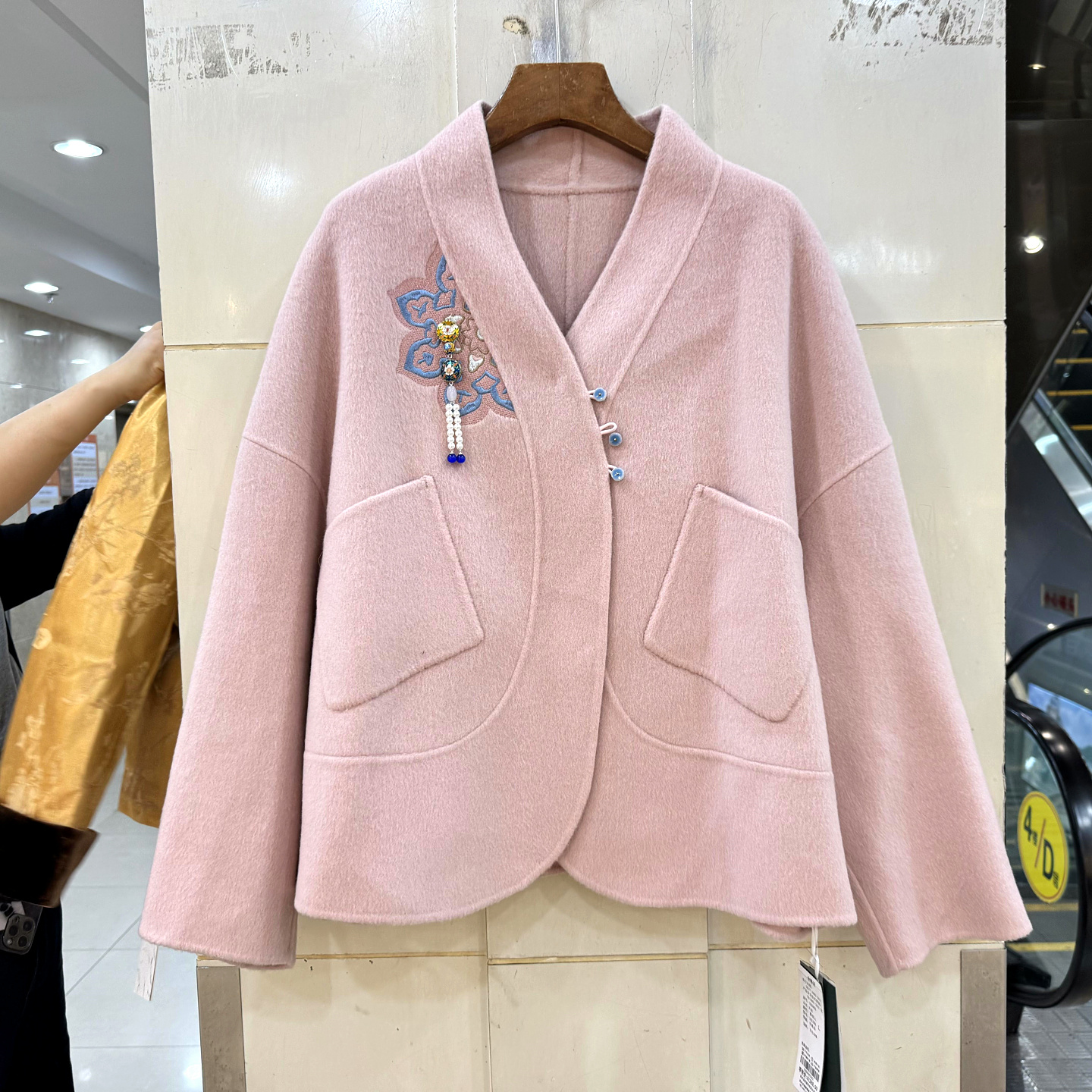 D25905 珍珠吊坠刺绣花斜门禁V领高端洋气小个双面羊毛呢大衣冬装