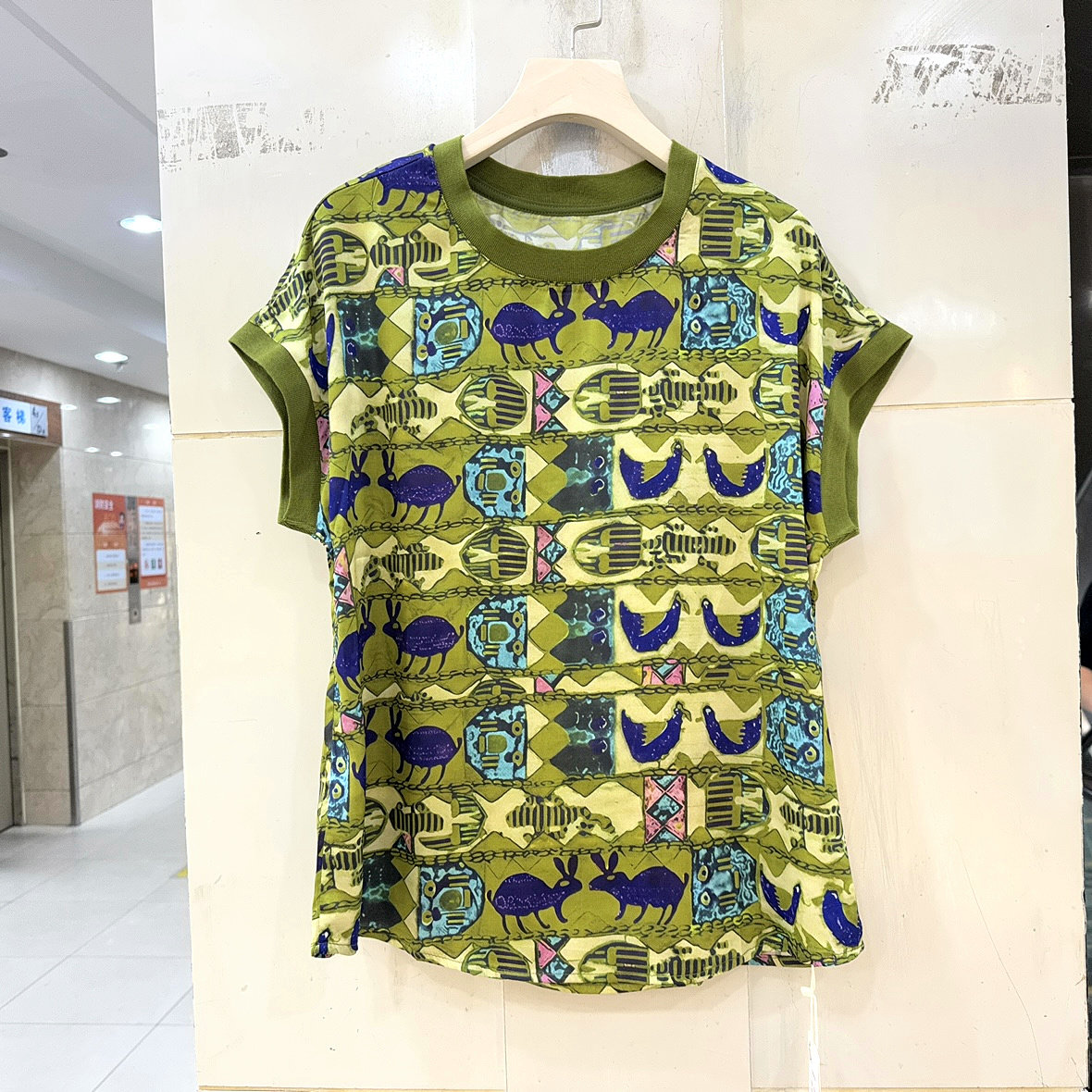 艾嫚伊A28666 时尚复古卡通兔子提花圆领短袖休闲缎面衬衫T恤上衣