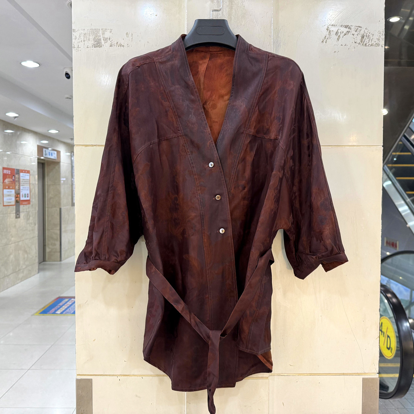 T99119 时尚斜门禁三粒扣V领系带收腰七分袖轻奢桑蚕丝香云纱衬衣