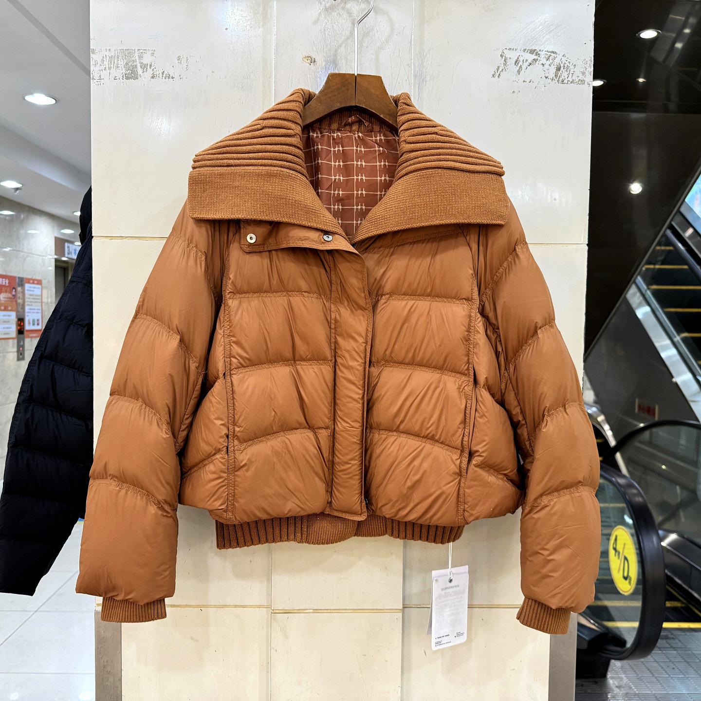 COCO C61323 螺纹针织大盆翻领拼接假两件舒适短装羽绒服欧货冬装