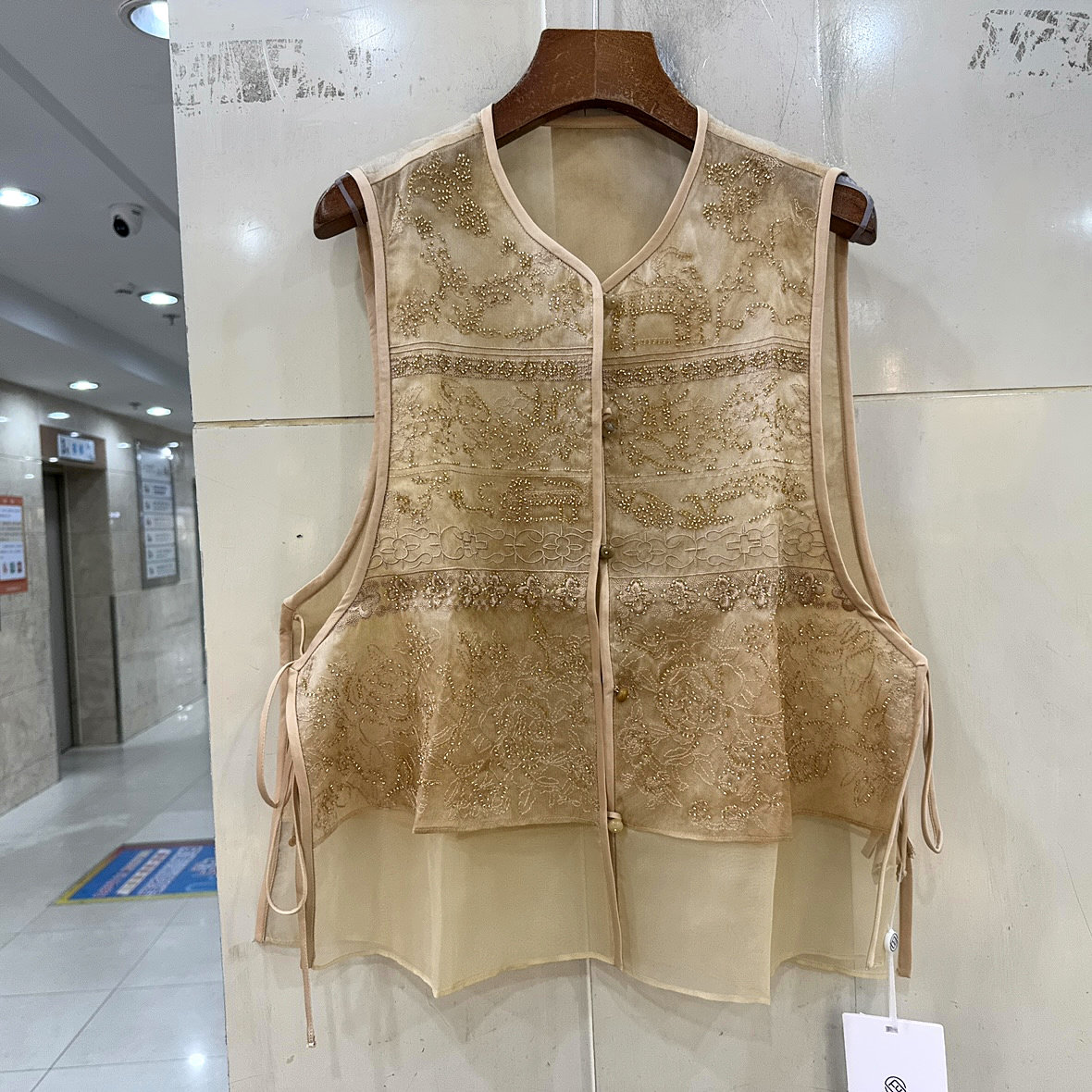 菲沿FY9637 两侧系带珍珠重工串珠刺绣花轻奢桑蚕丝国风马甲外套