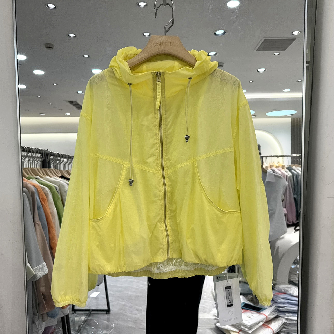 轩轩魅丽依族97-6122 时尚蕾丝内衬连帽休闲亮色薄款短防晒服外套