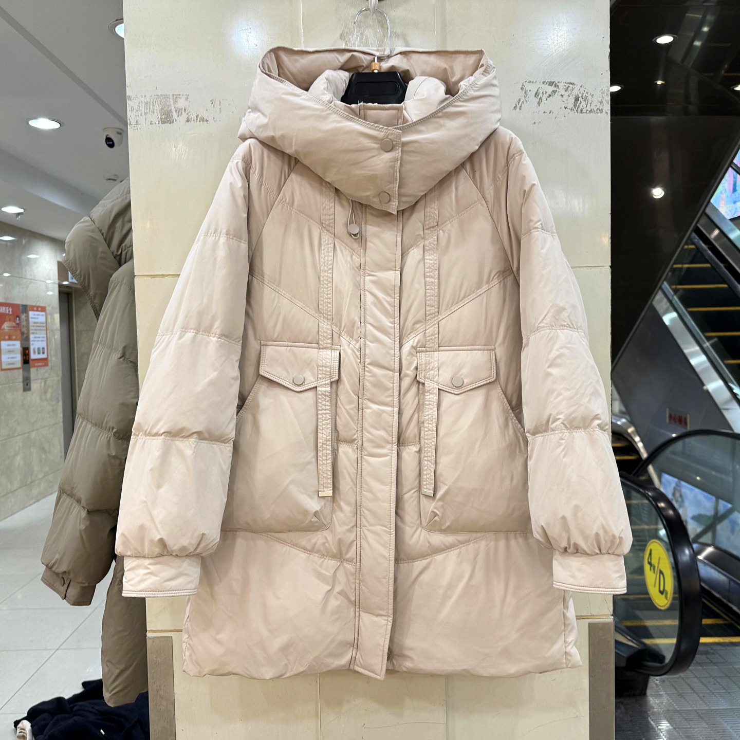 艾莫菲8090 时尚大口袋休闲宽松连帽中长羽绒服欧洲站冬装女正品