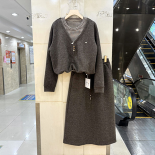 7298 条纹拼接深V领假两件上衣+中长半身裙天丝羊毛休闲两件套秋