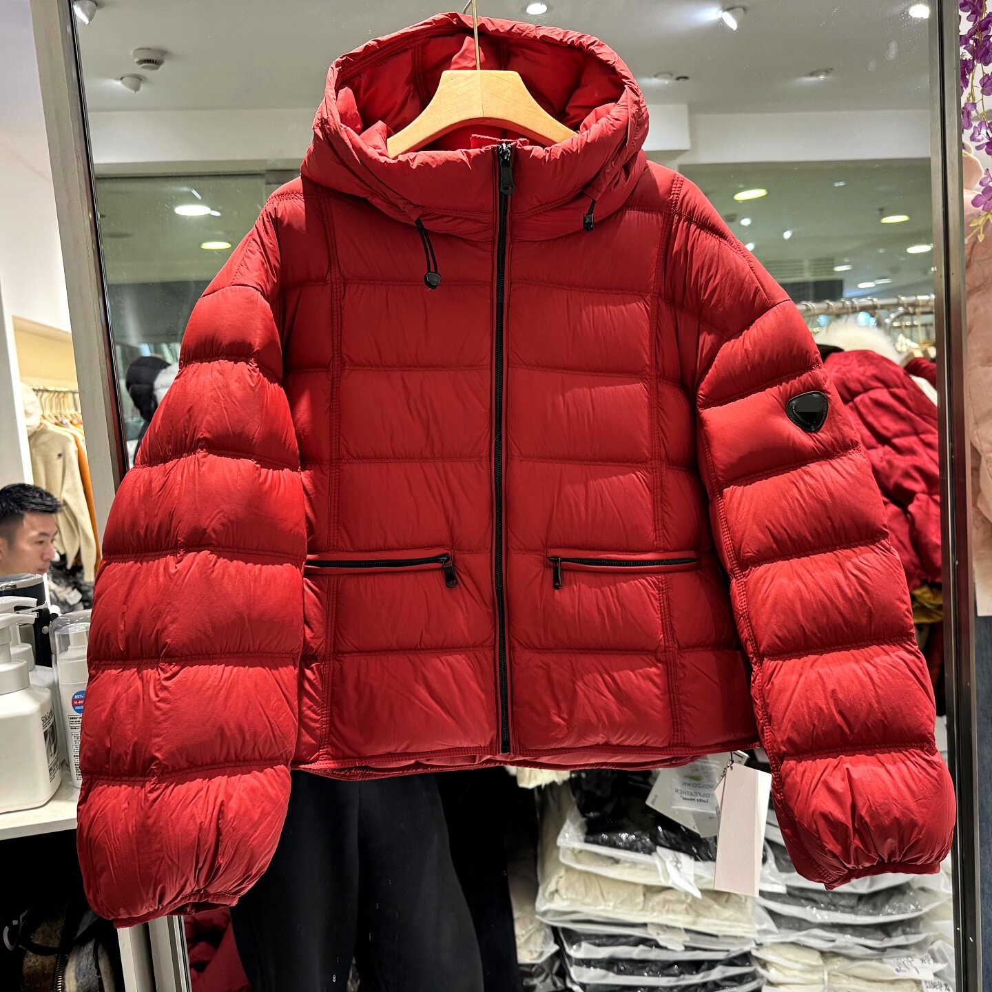 08252 欧货冬装2025新款剪刀爱心标拉链连帽泡芙减龄短装羽绒服女