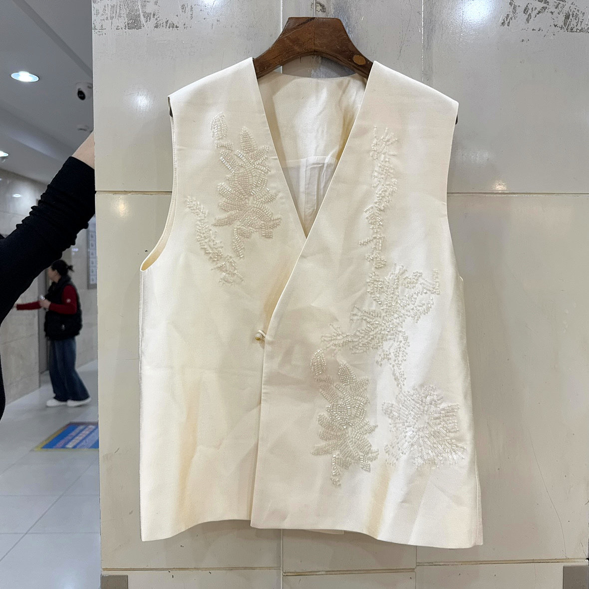 L68955 斜交叉门禁一粒扣V领重工串珠刺绣花洋气马甲外套欧货春装