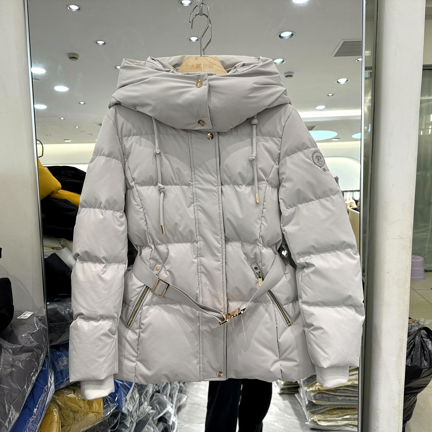 依芙恩58D53连帽腰带松紧羽绒服