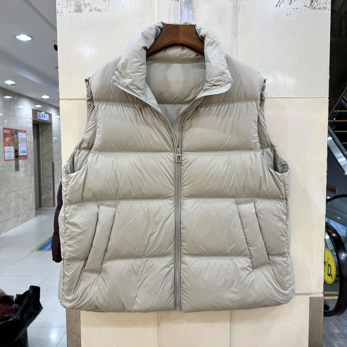 323125拼皮门禁鹅绒羽绒马甲女