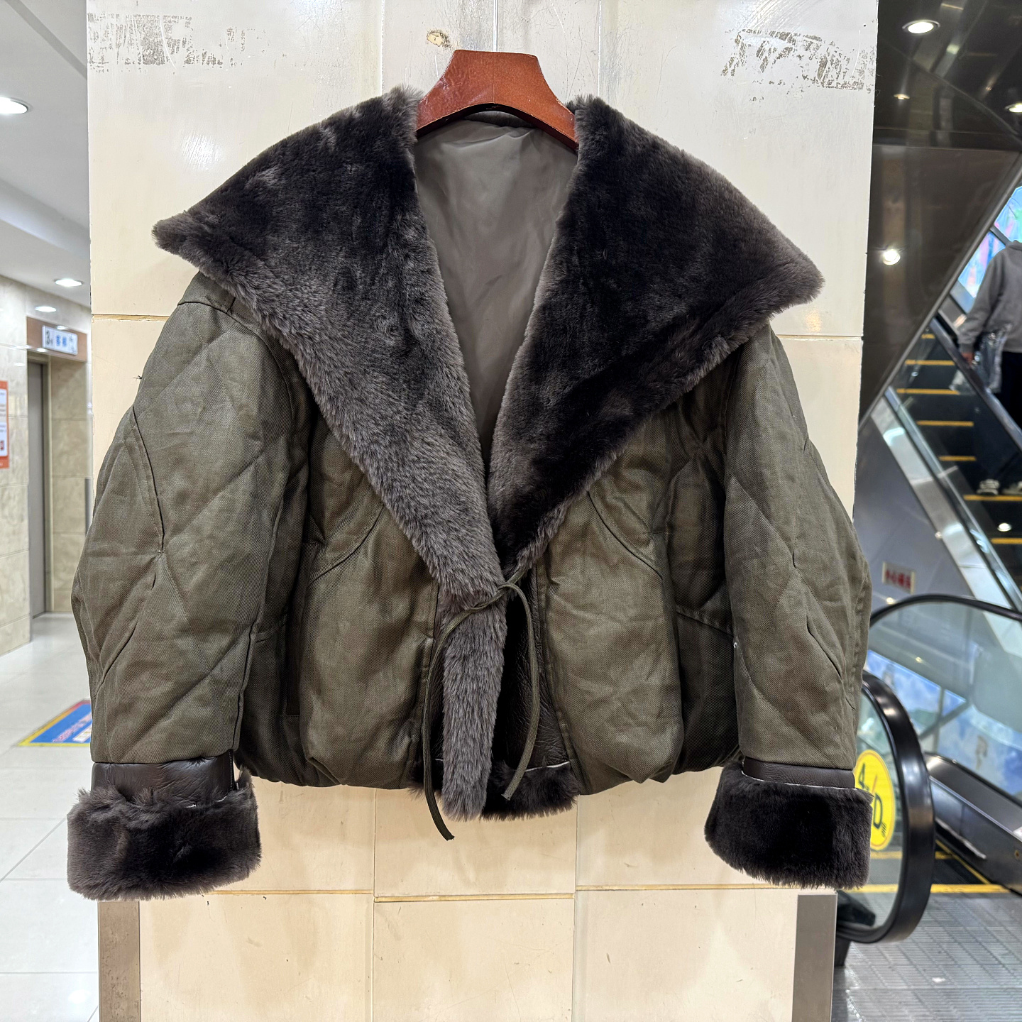 LM2566羊羔毛皮毛一体短鹅绒服