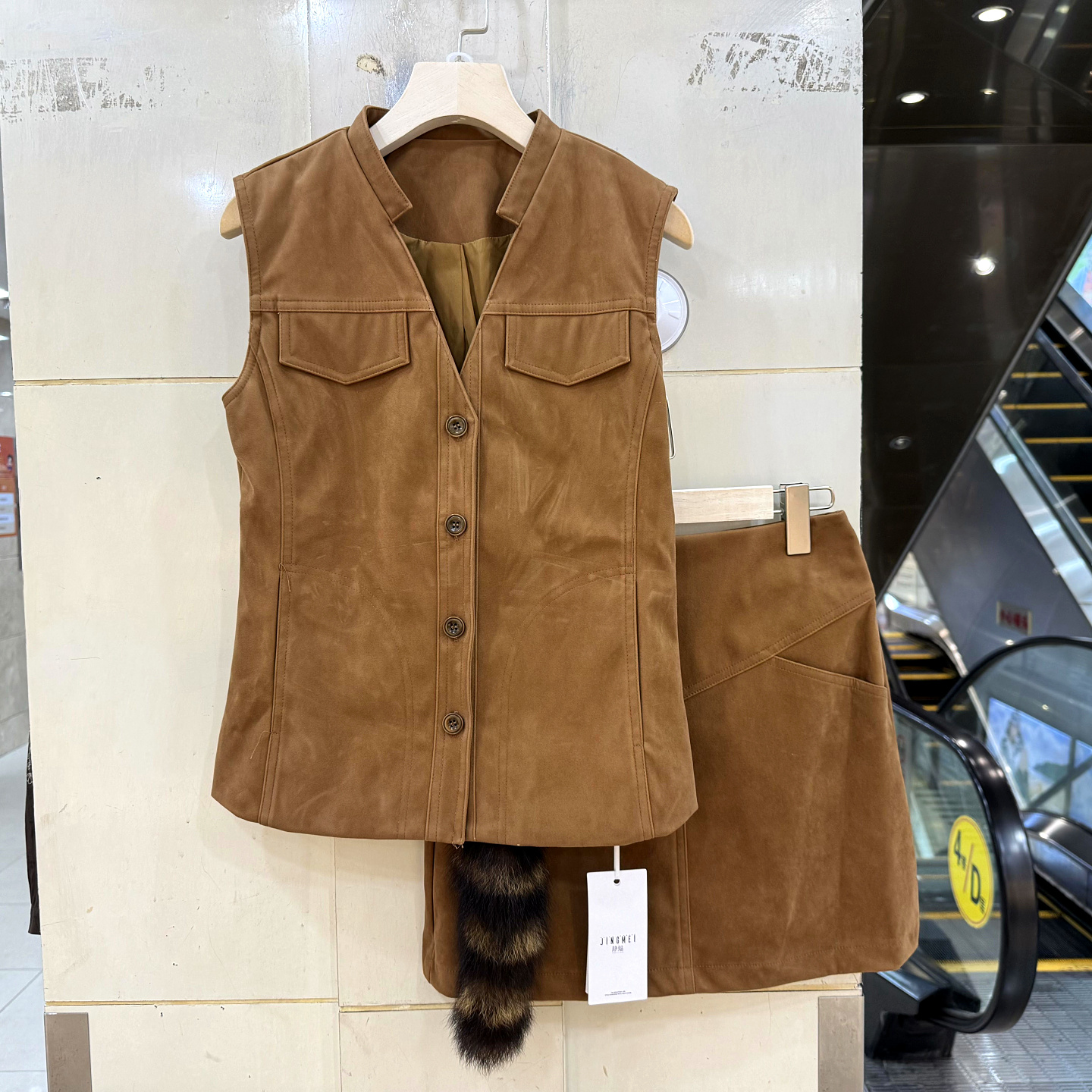 静魅X-Q723 单排扣V领马甲+毛毛吊坠防走光半身短裙灯芯绒两件套