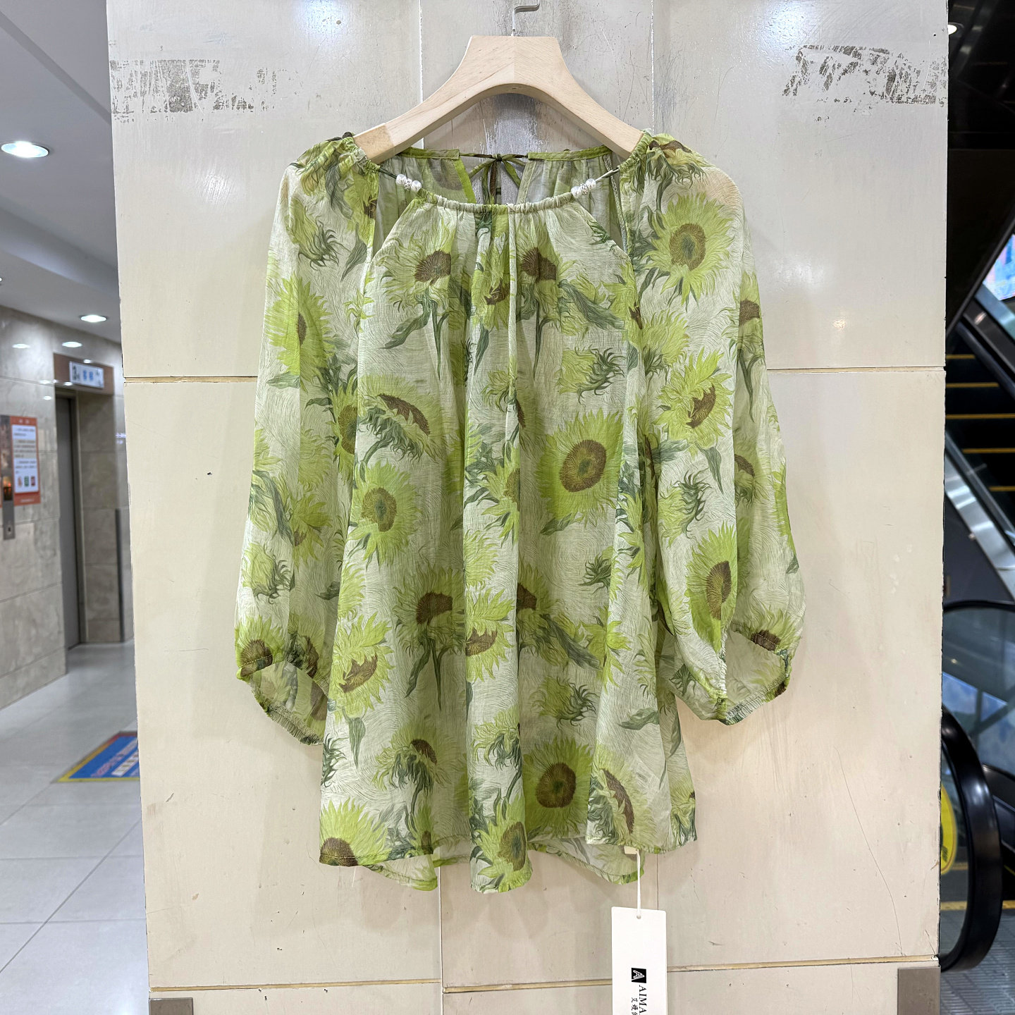 艾嫚伊88200 镂空洞串珠后飘带圆领灯笼七分袖花色天丝衬衫上衣夏
