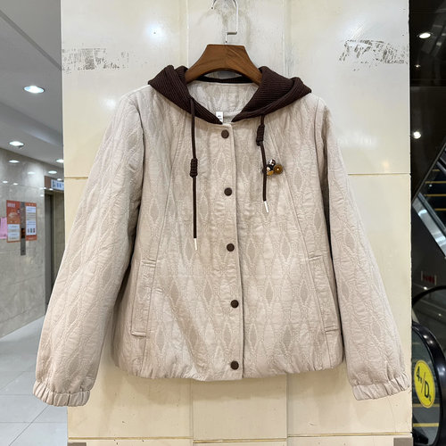 林依橱26B037针织连帽短外套