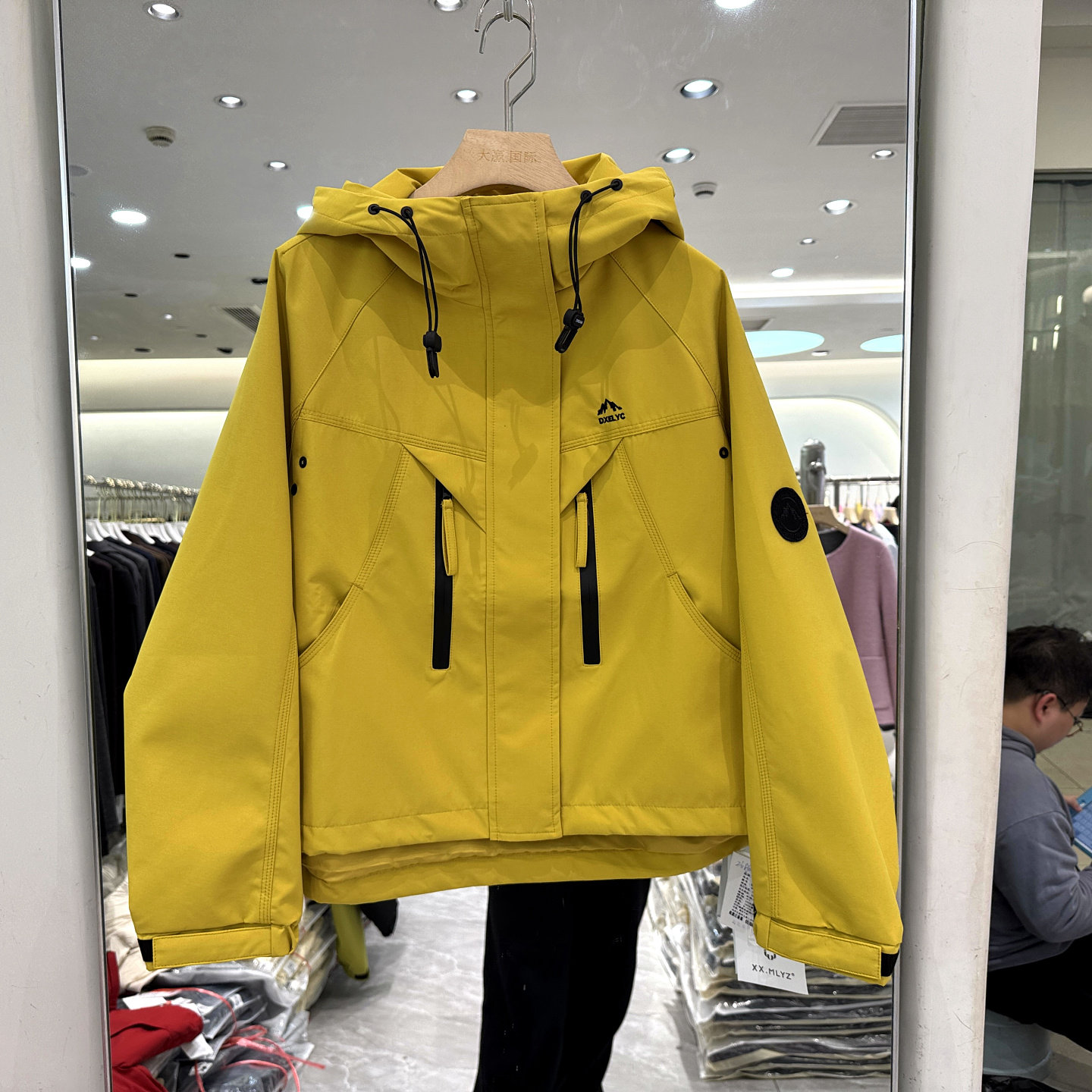 轩轩魅丽依族97-7710 胸前双拉链前短后长连帽休闲冲锋衣外套正品