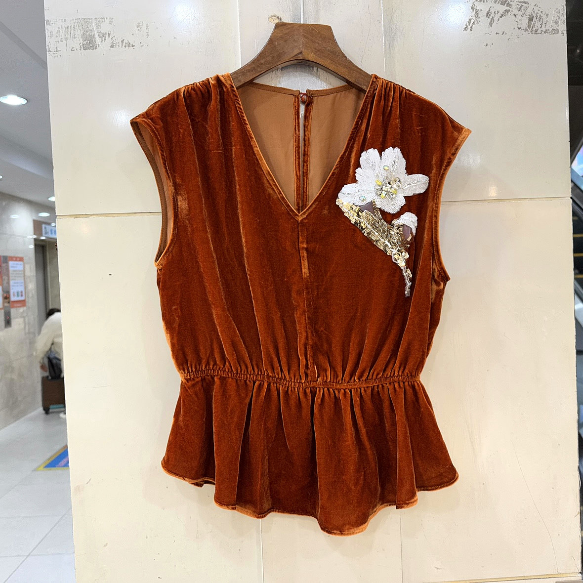 SS26225 重工镶钻钉珠花朵V领松紧腰无袖轻奢真丝丝绒马甲衬衣女