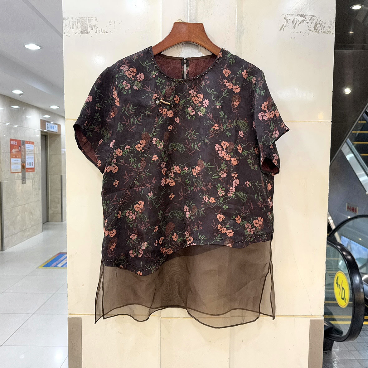 37431 镶钻斜盘扣圆领不规则桑蚕丝拼接碎花人丝香云纱衬衫夏装