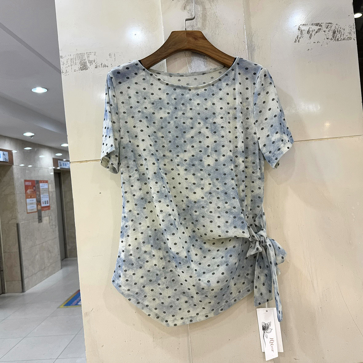 赫琳娜2590 时尚圆领侧系带不规则扎染色波点网布T恤小衫上衣夏装