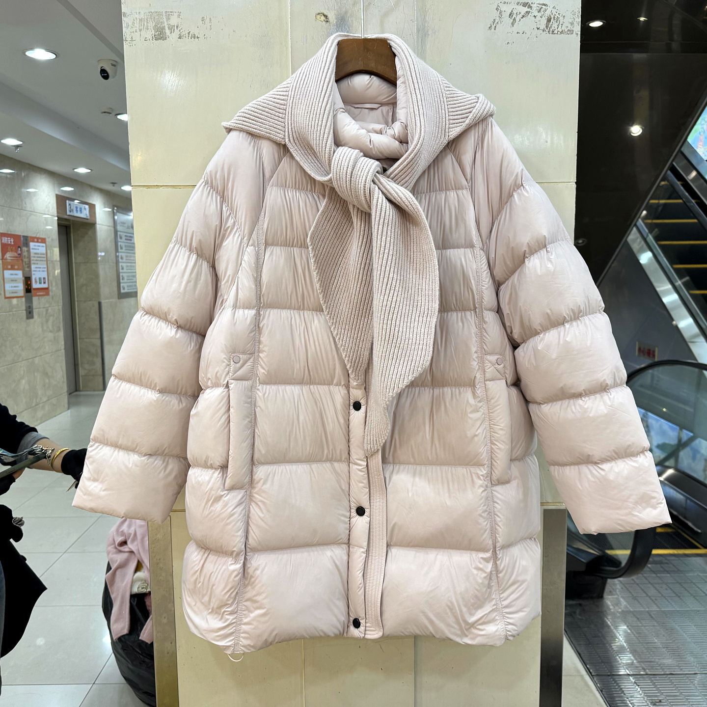 8818针织连帽休闲羽绒服