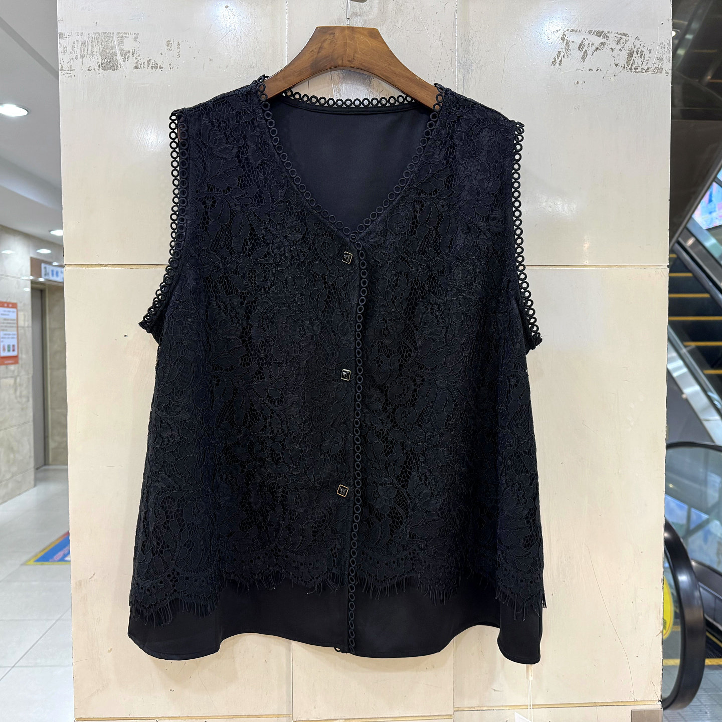 赫琳娜1080 欧货春装2026新款三粒扣V领蕾丝马甲衬衣上衣开衫正品