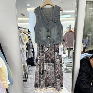 雅琪娜R9130 系带腰几何花中长吊带裙两件套 复古V领牛仔马甲外套
