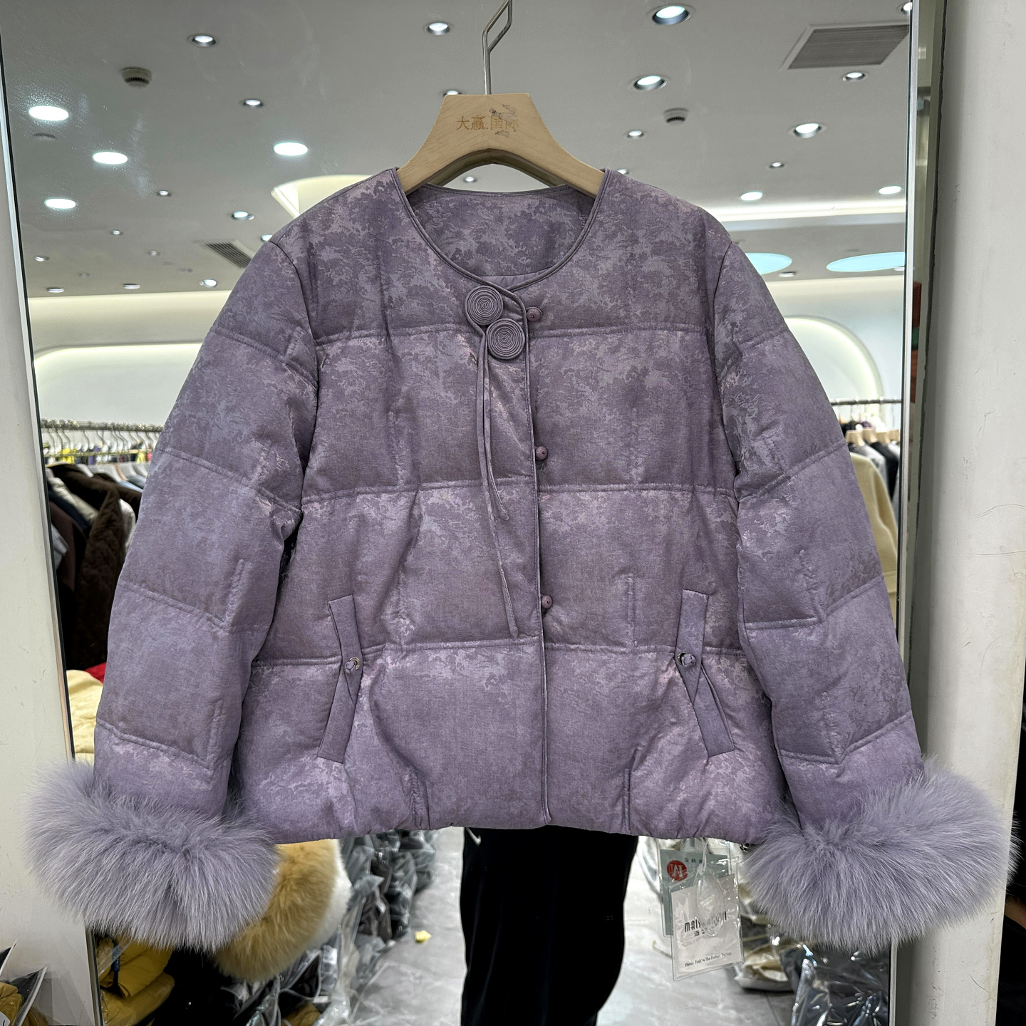 迈裳亿服饰88072 盘花扣狐狸毛领圆领小个短装国风羽绒服冬装正品