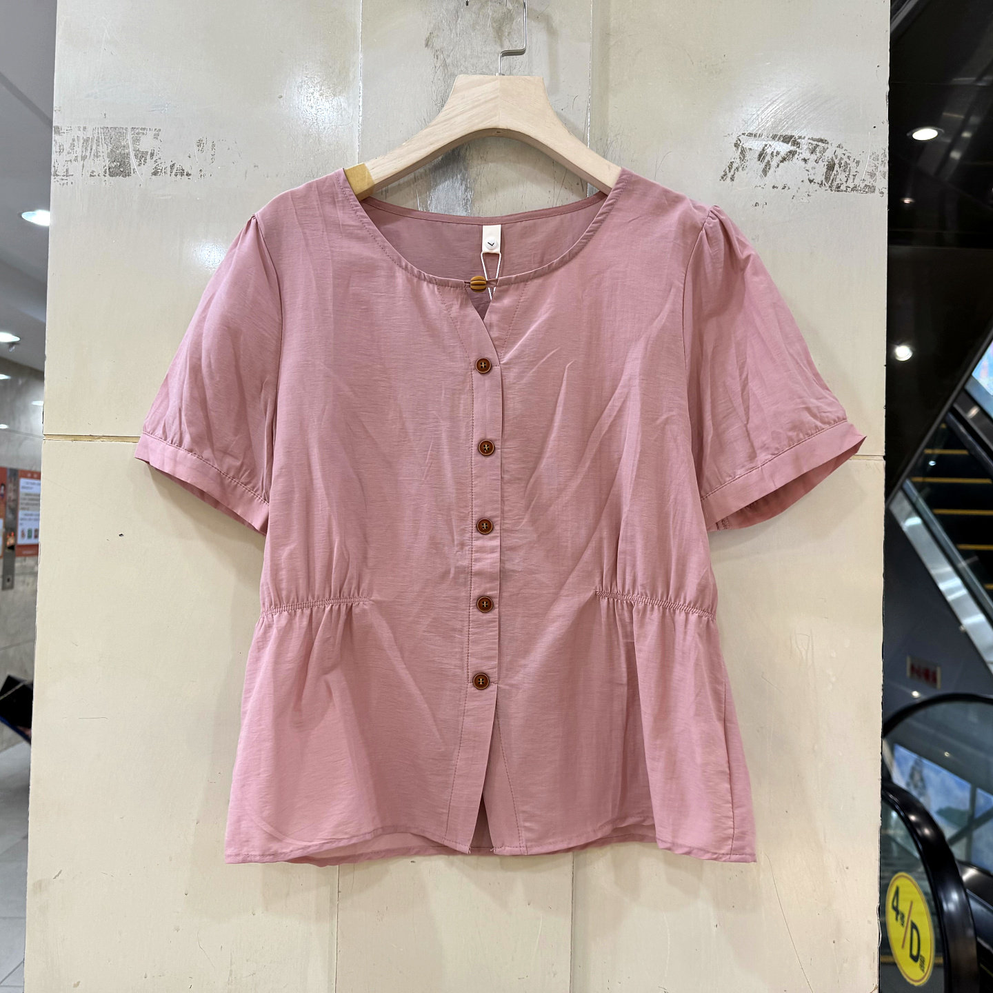 妮悦菲6882 串珠镂空洞圆领两侧压褶单排扣套头薄衬衫上衣夏正品