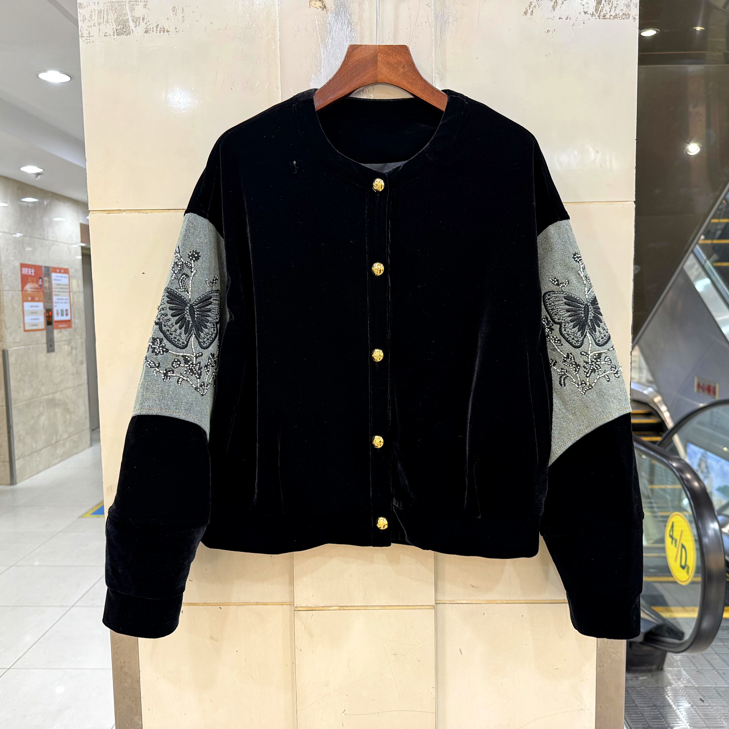 8277 串珠蝴蝶刺绣牛仔拼接袖单排扣圆领休闲丝绒短外套欧货秋装