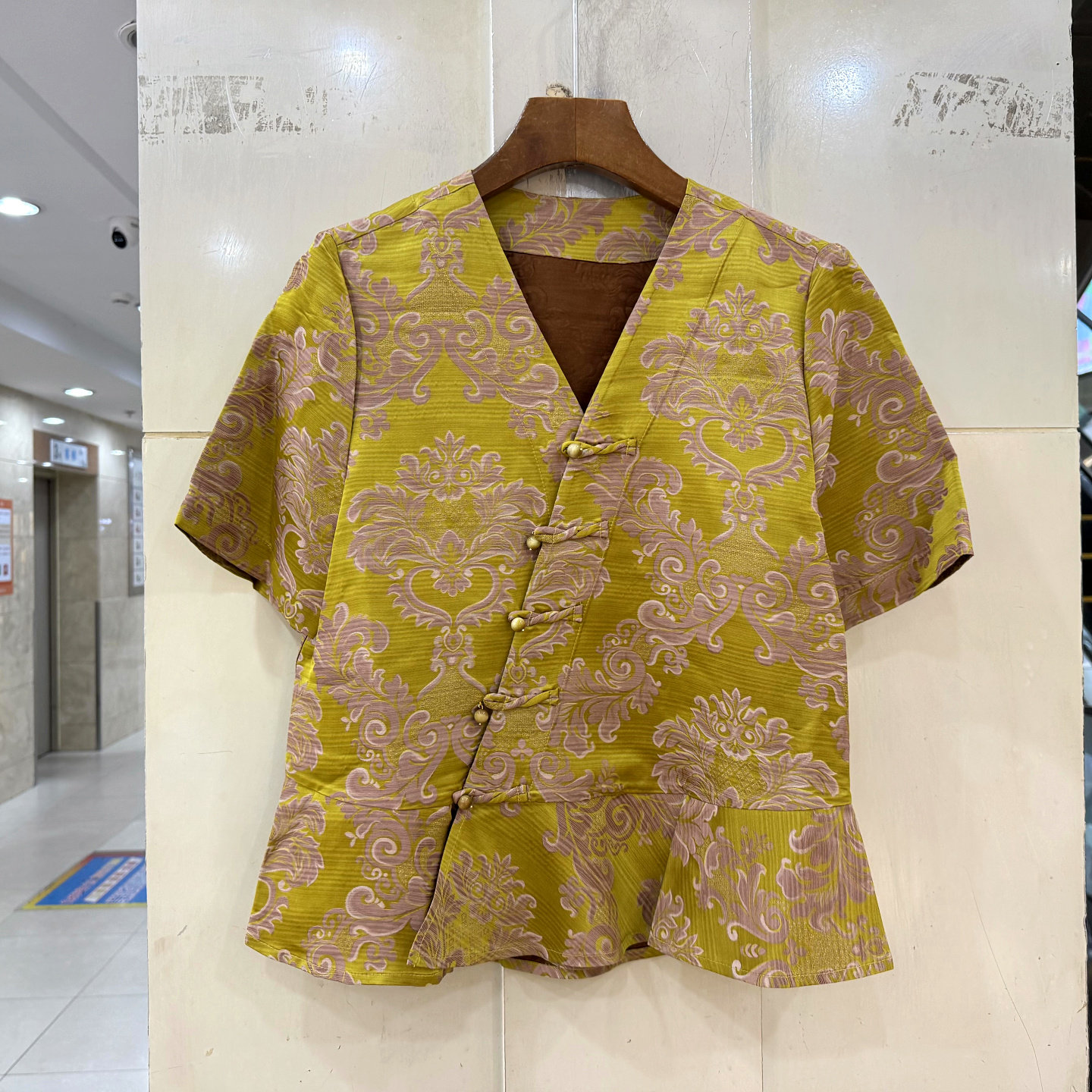 76125 斜门禁盘扣V领下荷叶边复古腰果花短袖轻奢人丝香云纱衬衫