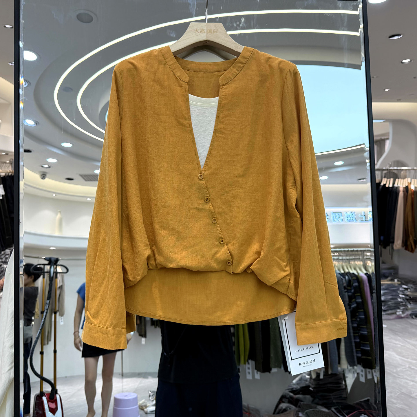 锦绣阁铭店26B07 斜门禁扣撞色V领假两件前短后长天丝衬衫上衣秋