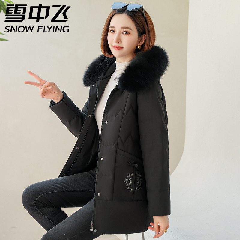 雪中飞羽绒服女短款2023年新款冬季毛领品牌大牌妈妈装小个子外套