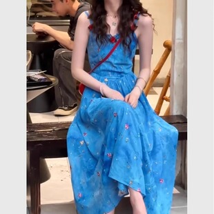 海边度假蓝色碎花吊带连衣裙女轻奢高级感夏日多巴胺巨好看的裙子