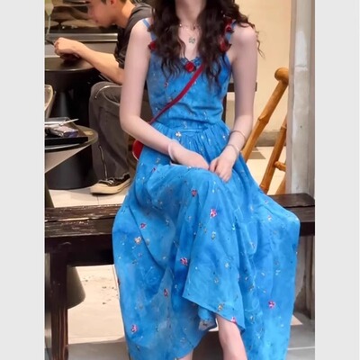 海边度假蓝色碎花吊带连衣裙女轻奢高级感夏日多巴胺巨好看的裙子