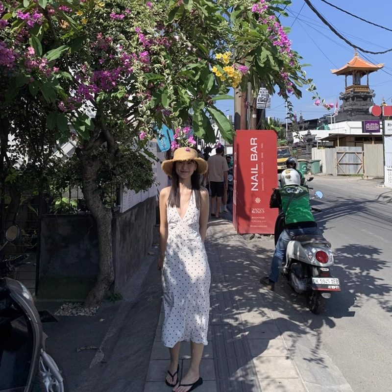 白色波点v领挂脖连衣裙女2025夏季法式性感露背气质中长裙子