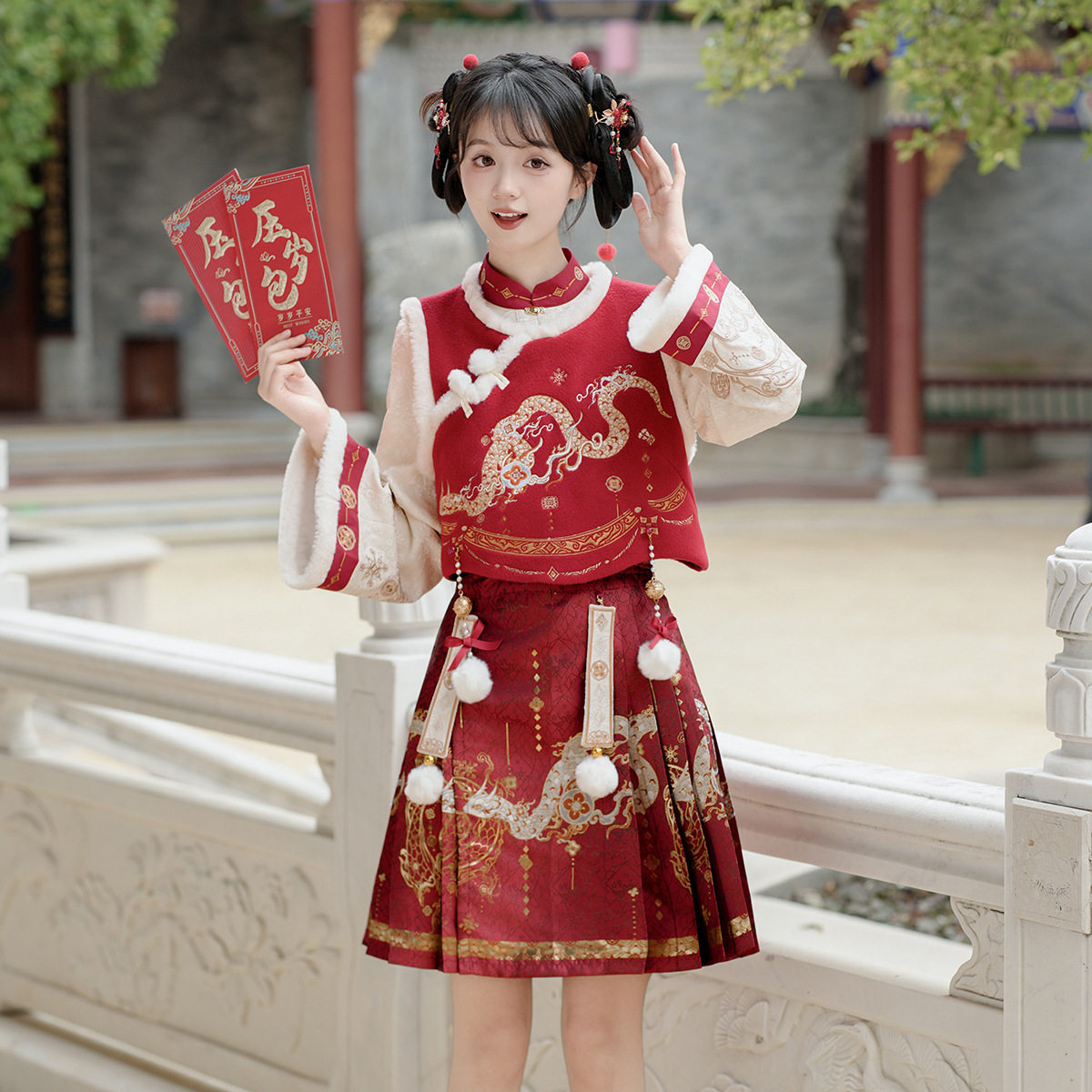 倚梦阁原创灵蛇衔财汉服女中国风拜年装马甲上衣马面裙套装9424