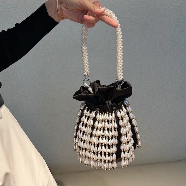 2025新款设计师荷兰小众手工串珠缎面手拎包单肩串珠包水桶包女夏