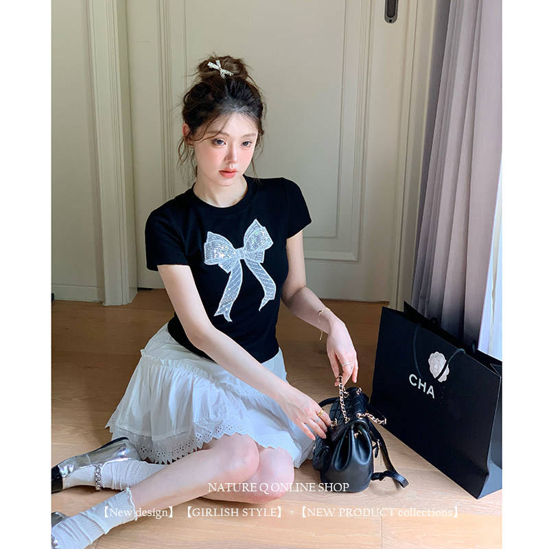 杨小卷 Miu系甜妹 蝴蝶结刺绣钉珠短袖T恤女夏季圆领正肩上衣黑色图片