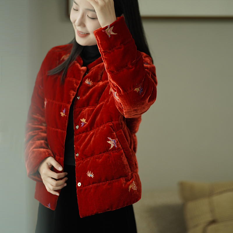 艾绘馆红色丝绒刺绣90新国标鹅绒服女短款立领盘扣保暖外套冬装